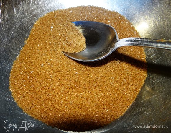 Корицу смешать с сахаром.