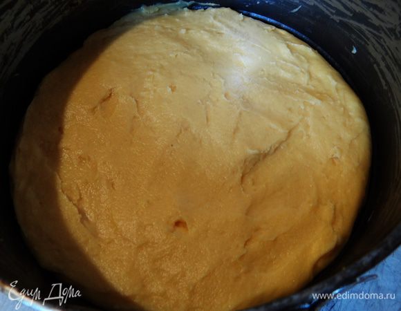 Противень застелить бумагой для выпечки или смазать маслом. Выложить полученное заварное тесто в форму. Размазать тесто тонким слоем по всему противню.СОВЕТ: чем больше диаметр формы, тем тоньше получится пирог. Тогда он будет более хрустящим и воздушным :-)