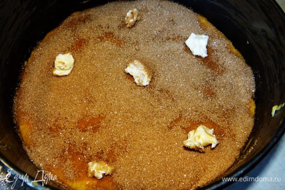 Посыпать равномерно по всему пирогу смесь сахара с корицей и разбросать маленькие кусочки сливочного масла. Отправить пирог в нагретую до 180*С духовку, примерно на 30 минут.