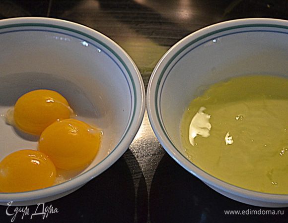 У яиц для бисквита аккуратно отделим белки от желтков в разные чаши.Все отставим в сторону.