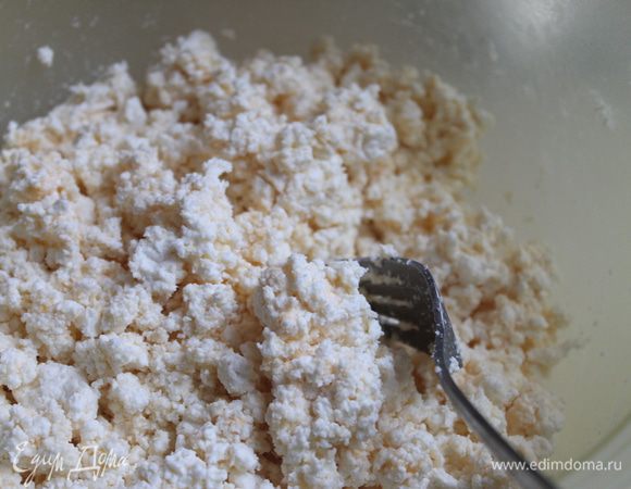 Возьмите сухой зернистый творог, если он мокрый, обязательно его промокните его бумажной салфеткой. Я меняю много салфеток, пока он действительно не будет сухим. Добавьте яйцо, сахар, соль и манку. Ни муку, ни соду не добавляйте! Перемешайте.