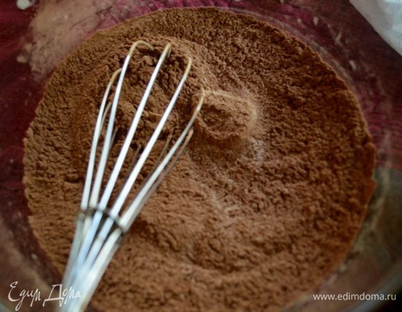 Смешаем вместе 1/3 стак. сахара,муки,какао,разрыхлитель,пищевая сода и соль.
В другой чаше смешаем растительное масло,воду теплую и ванилин.