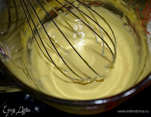 Взбить желтки на средне высокой скорости примерно 5 мин. Добавить в желтковую массу смешанное растит.масло  с водой.Перемешать все вместе до однородной массы.