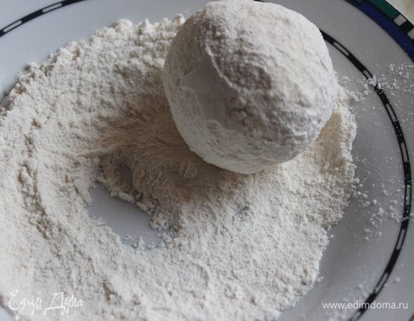 Обваляйте в муке.