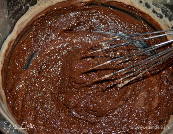 Добавить в сухую мучную смесь наши желтки с растит.маслом и водой.Перемешать хорошо.