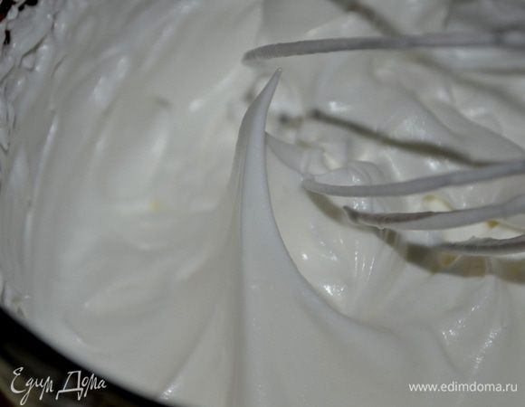 Взбить белки на средне-высокой скорости в другой чаше,как сформируются легкие пики добавить сахар 1/3 стакана и взбить все вместе.