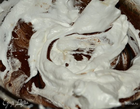 1/3 часть белков добавим в тесто резиновой лопаточкой. Осторожно перемешаем.Затем всю остальную часть белков.