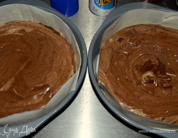 Разделим ровно на две формы тесто и разольем по формам. Для отличного результата нам нужна одна форма высокая и съемная.Готовим в разогретой духовке на 10-12 мин.Проверяем зубочисткой центр бисквита.Если сухо,бисквит готов.Дать ему остыть.