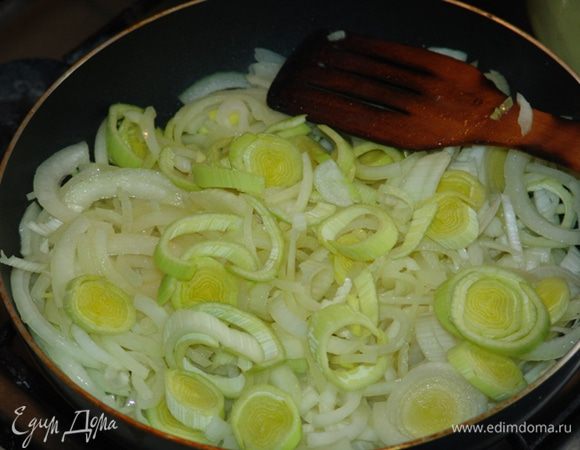 Режем кольцами - полукольцами лук (все три вида).
В глубокой сковороде либо в кастрюле с толстым дном растопить сливочное мало и обжарить лук на сильном огне, перемешивая, чтобы он хорошо пропитался маслом.  Для того, чтобы ускорить процесс, лучше посолить/поперчить  лук сразу же и прикрыть сковороду крышкой на пару минут. Минут через 10 можно добавить сахар (чем больше репчатого лука - тем больше сахара). Карамелизация лука длится около 30-40 минут, при этом не нужно лук перемешивать слишком часто. . 