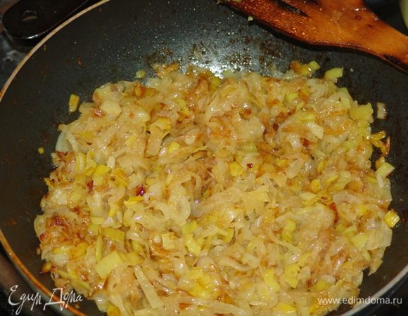 Когда лук приобрел красивый интенсивный золотистый цвет, добавляем вино и ждем пару минут, чтобы выпарился спирт. 