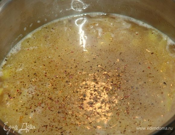 Добавляем горячий бульон, перемешиваем. Соль/перец. Готовим на минимальном огне около 40 минут. В это время на сливочном либо растительном масле поджариваем гренки из багета. Когда остынут - натираем чесноком. Суп наливаем в огнеупорные тарелки, сверху размещаем гренки, посыпаем тертым сыром. Ставим в духовку при 200С и ждем пару минут пока сыр "поплывет".  
Осторожно - суп будет очень горячим! 