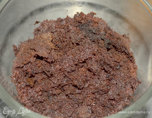 Бисквит тот что в обычной форме,убрать с формы и размять его в крошку.
Второй оставить в съемной форме.