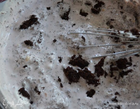 Для сборки торта.
Смешаем вместе в большой чаше наш фундук обжаренный (в духовке) и мороженое. Затем добавим крошку бисквита и 3/4  части маршмэллоу. Перемешаем.Выложим все это в форму со вторым бисквитом.Сверху выложим остальную часть крема маршмэллоу.Разрисуем круги.Поставим в морозильник на не менее 6 часов или ночь.