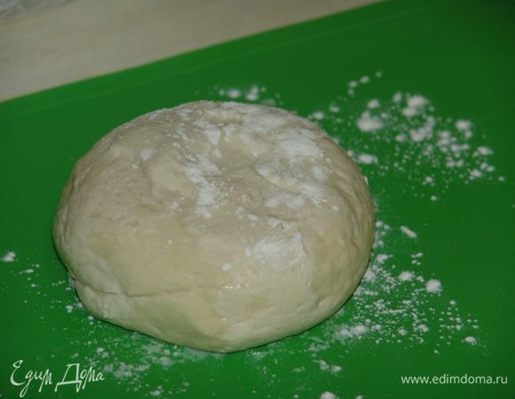 В просеянную муку добавляем соль и горячую воду. Замешиваем мягкое и эластичное тесто. Заматываем в плёнку и оставляем пока не приготовим фарш.
В это время готовим начинку: в фарш добавляем соевый соус, сахар, соль, перец, кунжутное масло, кукурузный крахмал, мелко рубленный чеснок, имбирь, устричный соус, перемешиваем.
Очень мелко рубим пекинскую капусту. Нарезаем побеги чеснока и лук, добавляем в фарш, перемешиваем, ставим в холодильник на 30 минут.
Для соуса смешиваем уксус, соевый соус, кунжутное масло, сахар, воду. При желании, добавляем перец чили, побеги чеснока. 