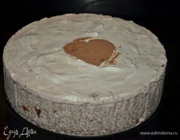 Снимем форму и у нас такой вот получается красавец высокий.Уберем бумагу с торта по бокам. Дадим ему постоять при комнатной тем-ре 5 мин.