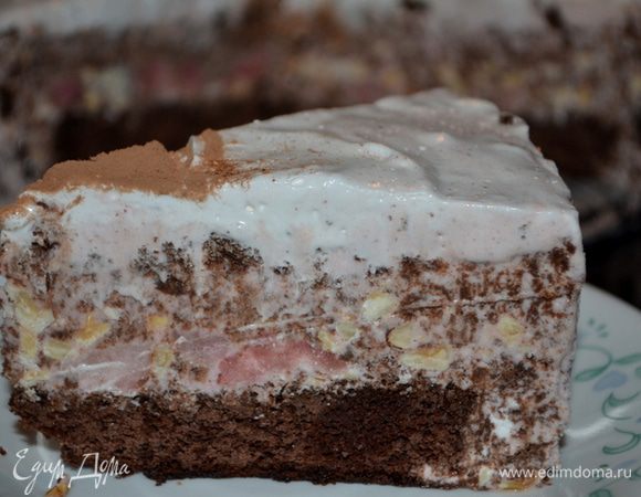 Разрежем на порции. Приятного аппетита.
Да, торт, если у вас остался, лучше хранить в морозильнике.