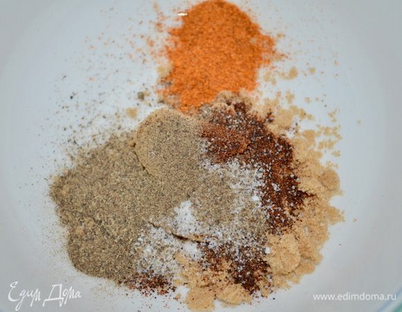 Разогреть духовку на 180 гр.
В небольшой чаше смешать коричневый сахар,чили,соль,черный перец,красный перец.