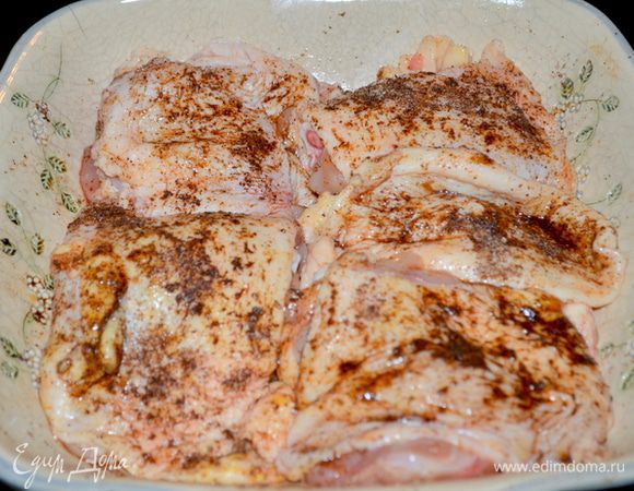 Этой смесью обсыпать куриные бедрышки. Дать постоять им 10 мин.