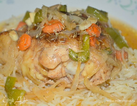 Готовую курицу подаем с овощами и гарниром и тимьяном. Приятного аппетита.