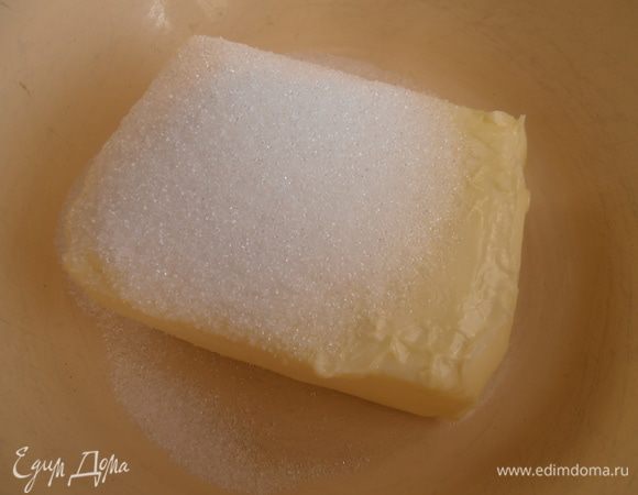 Масло достаём заранее и размягчённое растираем с сахаром и ванилью.