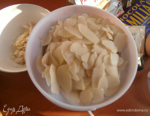 Миндальные лепестки (или целый орех) перемолоть в кофемолке по частям.