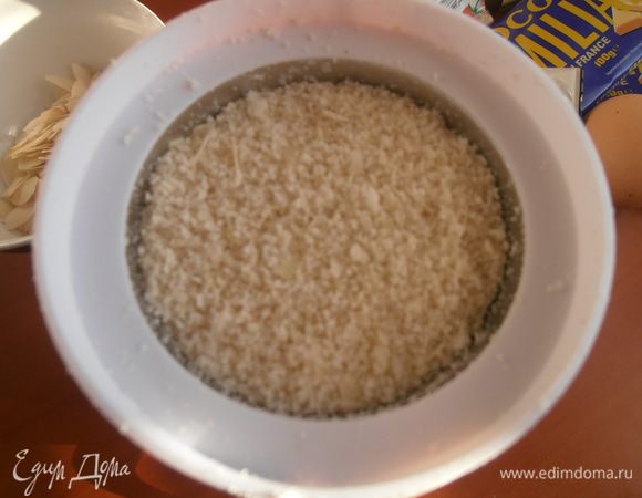 За минуту получаем миндальную муку.