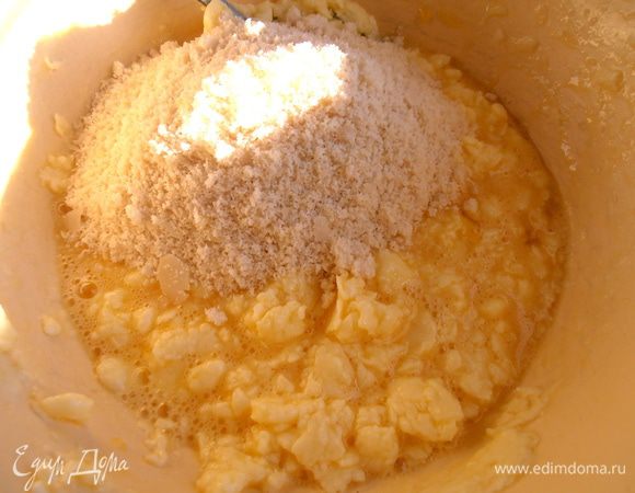 Высыпаем её к масляной массе.