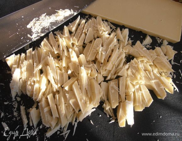 Шоколад надо заранее положить в морозилку (можно на ночь даже) и после этого превратить в крошку.