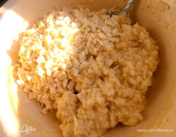 Высыпаем шоколад к нашей массе.