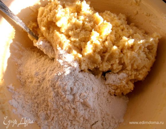 Очередь муки настала. В муку подмешиваем разрыхлитель и перемешиваем весь состав.