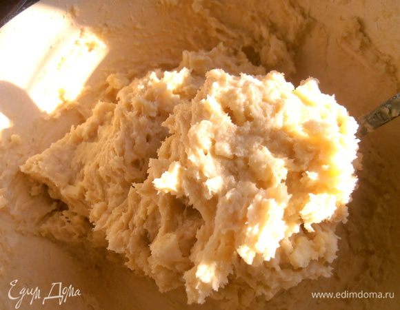 Получается такое крутое тесто, которое не надо раскатывать.