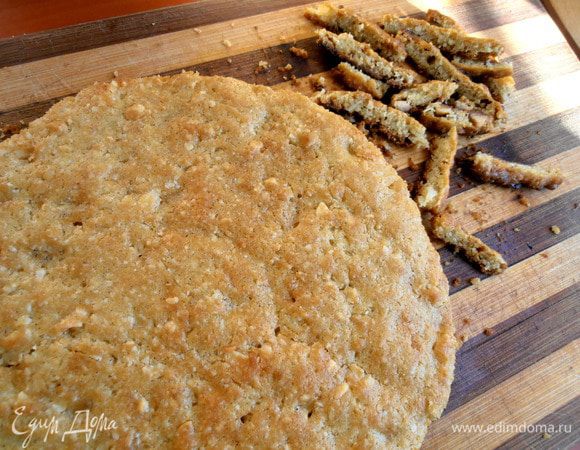 Очень аккуратно переносим на доску и сразу стараемся обрезать краешки (которые были такие хрустящие, что съелись мгновенно). Как видите, моя задумка удалась и кусочки шоколада видны в тесте, они не растворились при выпечке!