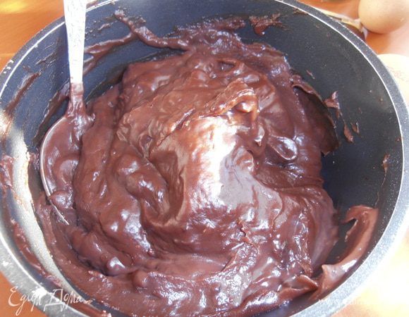 Вместо крема я взяла свои любимые пудинги. Сначала хотела внутри промазать белым ванильным, а сверху шоколадным..., но потом решила, что визуально всё сольётся и будет не так красиво. Поэтому сварила в молоке с сахаром сухие пудинги, но молока взяла меньше литра, как написано на пачке, чтобы было гуще!