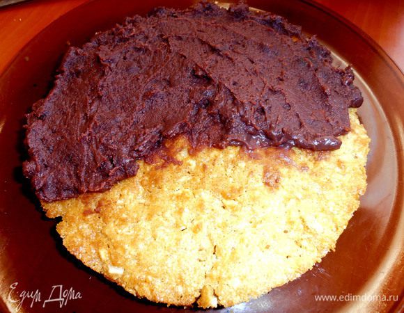 Начинаем промазывать нижний корж на плоской тарелке (корж хрупкий, поэтому все переносы делать не торопясь).