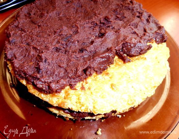 Накладываем второй корж, промазываем...