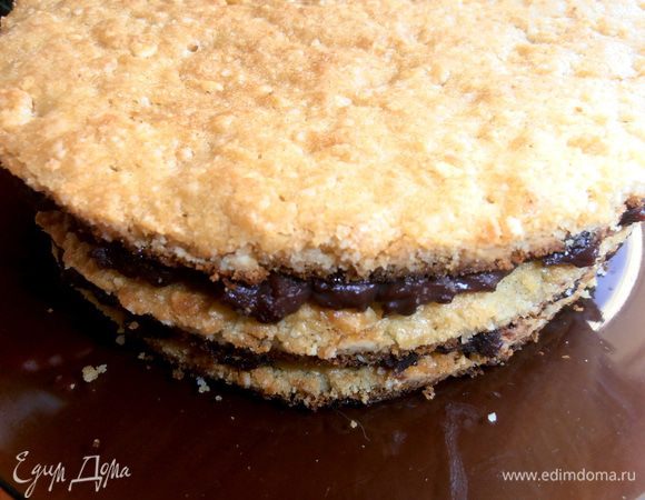 Прижимаем слегка третий корж,выравниваем.