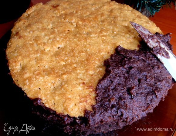 Начинаем обмазывать верх тортика и бока.