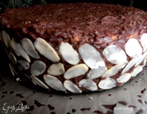 Когда я обмазывала тортик, я даже не представляла, как он будет украшен, но рука сама потянулась в коробку с миндальными лепестками и начала выбирать самые крупные и красивые! Решение пришло само: лепестки приклеиваются при одном прикосновении к бокам, а наискосок, чтобы веселее выглядело!