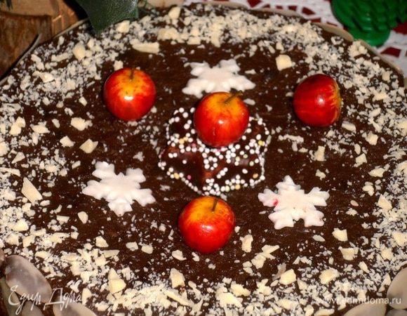 Верх украсила марципановой конфетой в центре, готовыми шоколадными снежинками и декоративными яблочками (которые уже не раз мне помогали, например, в"Муравейнике").