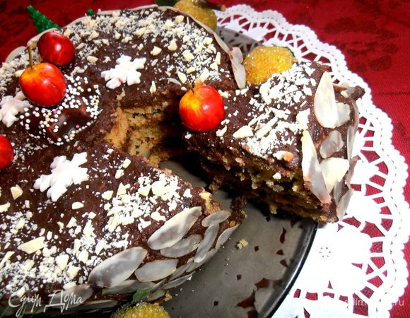 Хотя я ничем не пропитывала коржи, они от пудинга потеряли хруст, но зато стали нежно-шоколадными с тонкой ноткой какао и миндаля! А благодаря небольшому количеству сахара торт совсем не приторный и съедается по два куска легко!