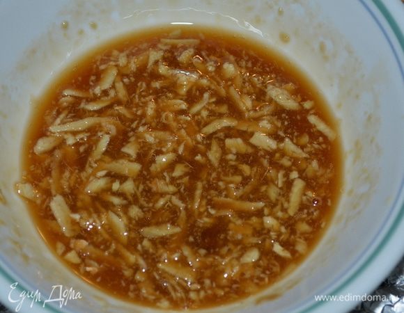 Подготовим противень,накроем фольгой и смажем слегка сливочным маслом.
Смешаем в тарелке коричневый сахар, апельсиновый сок и имбирь.