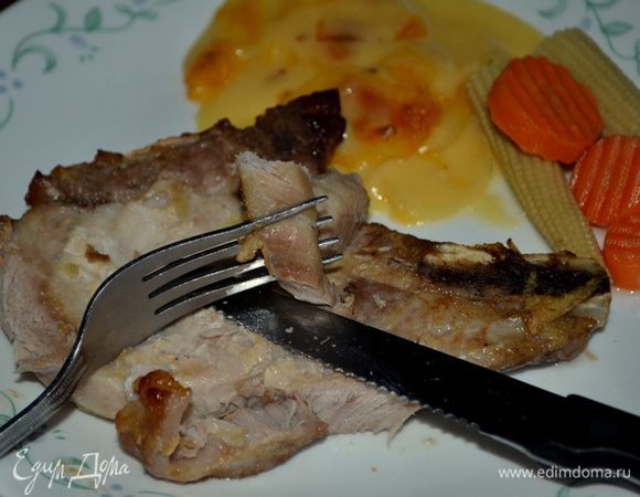 Если у вас отбивная тонкая она готовится быстро, примерно 8 мин. сторона. Перевернем на другую сторону и смажем имбирной смесью. Поставим обратно в духовку и готовим до полной готовности.Подаем к столу с гарниром и овощами по вкусу. Приятного аппетита.
