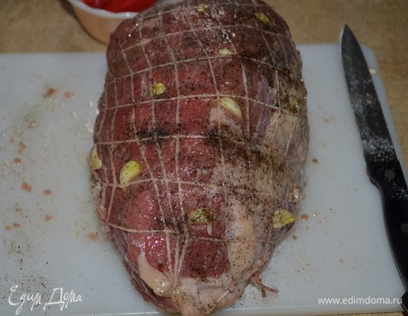 Говядину достанем до готовки из холодильника за час. Мясо не должно быть замороженным. Разогреем духовку до 190 гр. Можно для собранности куска обвязать его кулинарной ниткой или использовать кулинарную сетку.
Сделаем тонким ножом небольшие надрезы 8 шт.для долек чеснока.
Смажем оливковым маслом наш ростбиф. Посолим и поперчим.