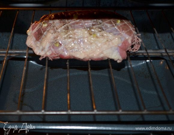 Положим на верхнюю полку ростбиф, а вниз поставим противень, чтоб стекал мясной сок. Готовим 30 мин при тем-ре 190 гр. И 1 час и 30 мин.при тем-ре 110гр.