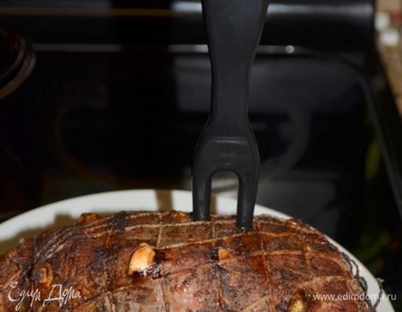 Достанем по окончанию времени ростбиф из духовки и проверяем термометром.
Он должен показать 60 гр. Если у вас нет термометра, то сделаем ножом надрез и проверим, если мясо слегка красное и есть сок, оно готово в средней прожаренности. Если вам нравится без крови готовим дольше по времени.