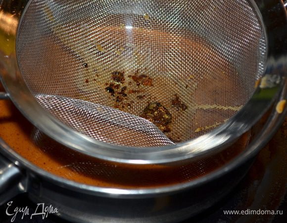 Дадим отдохнуть ростбифу 15 мин. Закрыв его фольгой.
За это время приготовим подливу. Смешаем крахмал с холодной водой.
Добавим в противень,если жидкости немного добавим бульон и все перемешаем хорошо. Затем через сито процедим.