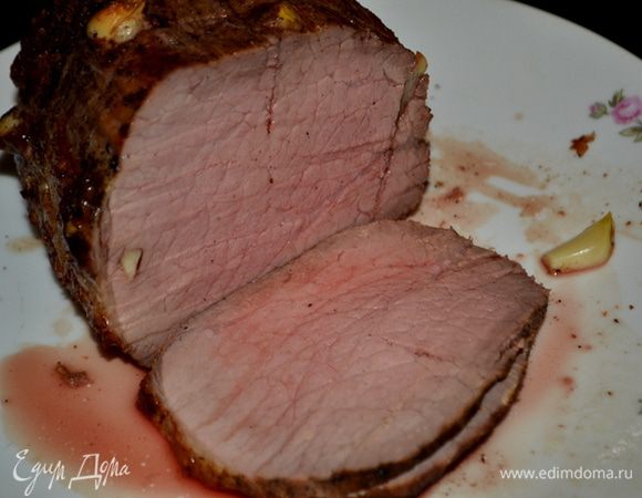 Разрежем ростбиф на порции. И подаем к столу с подливой и гарниром.