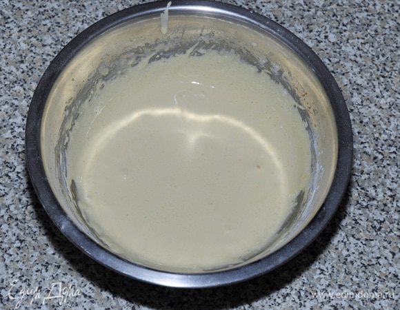 Желтки, сахар и ледянную воду взбить, добавить муку и крохмал