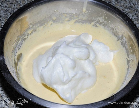 Белки взбить в крутую пену и аккуратно ввести в тесто