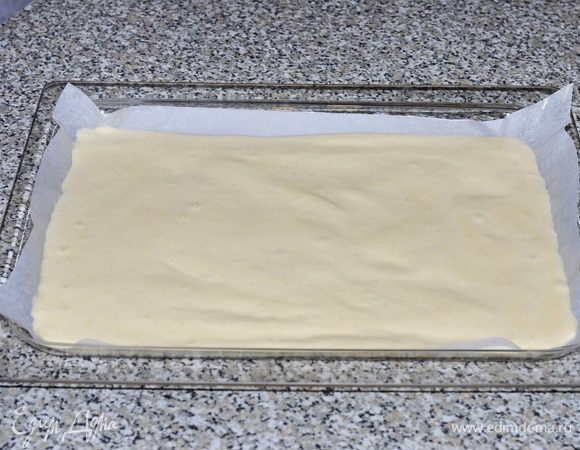 Тесто вылить на протвинь застеленный бумагой